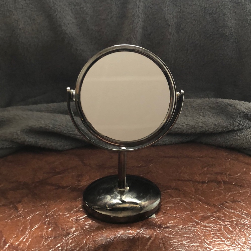 Small dual sized magnification mirror
